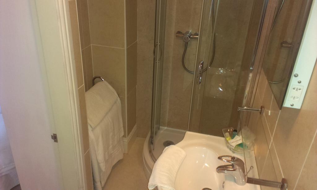 Double or Twin Room with Shower